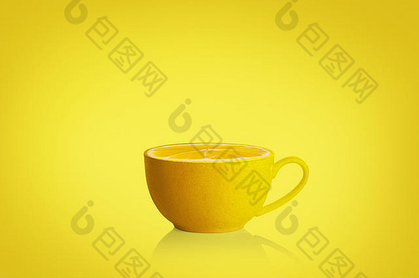 一杯黄色背景的薄荷和柠檬茶