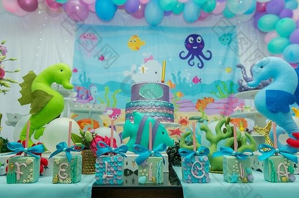 蛋糕表格概述装饰海底主题孩子们的聚会，派对章鱼海马牡蛎珊瑚色彩斑斓的气球聚会，派对有趣的与