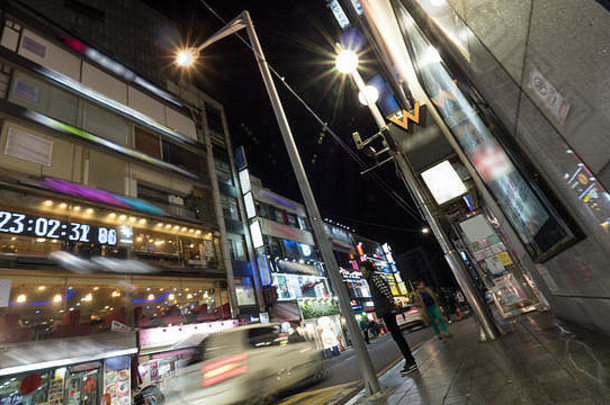 建筑物上有照明横幅的夜街。韩国首尔