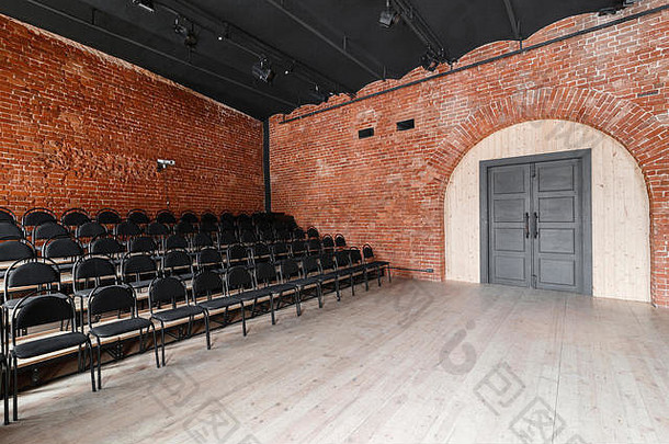 阁楼风格。带黑色椅子的大厅，用于网络研讨会和会议。一间巨大的房间，窗户很大，四周是砖墙和拼花地板。电影及戏剧制作