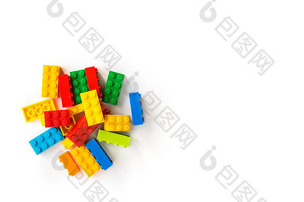 白色背景上的一堆彩色塑料立方体。流行玩具。版面