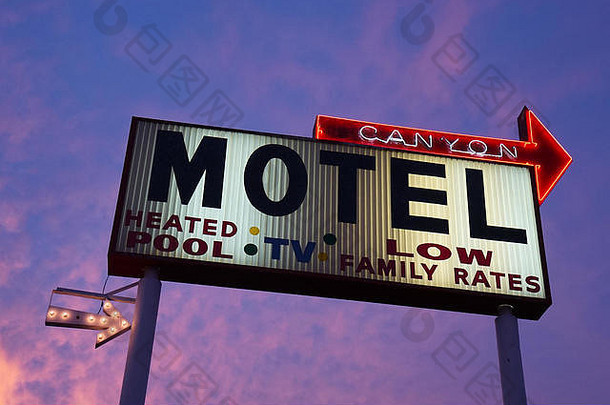 亚利桑那州66号公路外的一家汽车旅馆为任何旅游者展示开放的房间或空房。