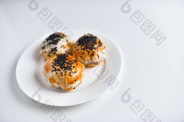 陶瓷盘上的中国红豆糊蛋糕，白色背景上分离