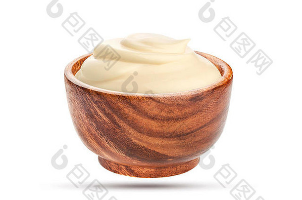 木制碗中的蛋黄酱，在白色背景上用剪切路径隔离