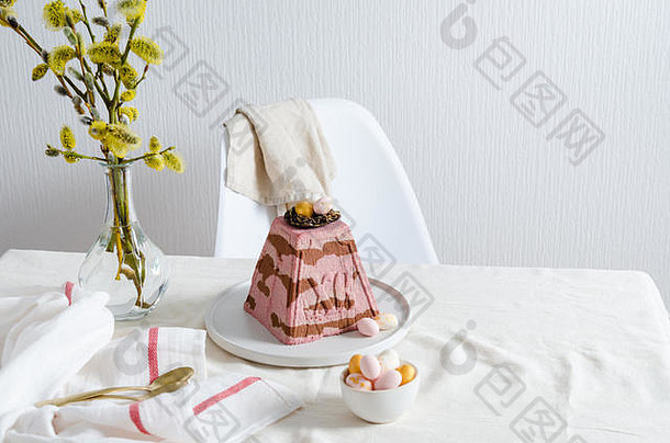 Paskha和kulich，传统东正教复活节夸克甜点凝乳。复活节背景。节日餐桌上的传统农家干酪蛋糕。空间