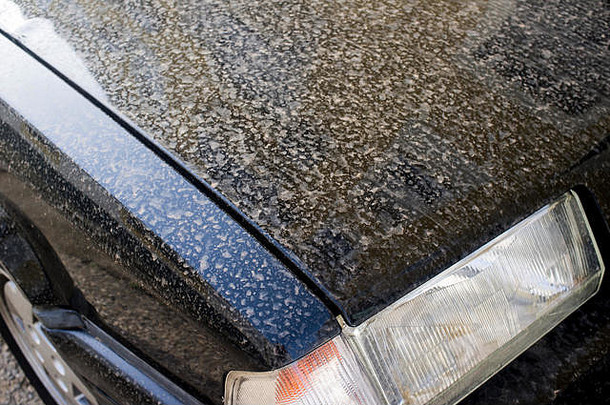 <strong>雨</strong>尘在汽车外部留下污渍。特写镜头