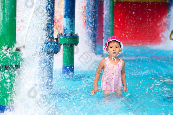水上公园里的小女孩怕水