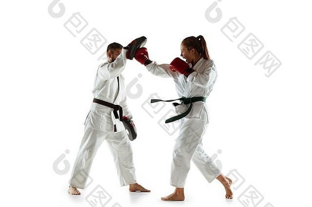 和服少年与教练进行徒手格斗，武术。在白色工作室背景下接受绿带训练的年轻蒙古女战士。健康生活方式、运动、行动的概念。