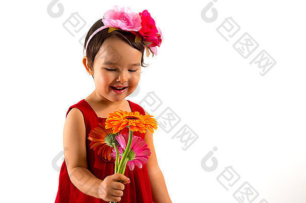 小女孩穿着红色连衣裙，手里拿着非洲菊花束