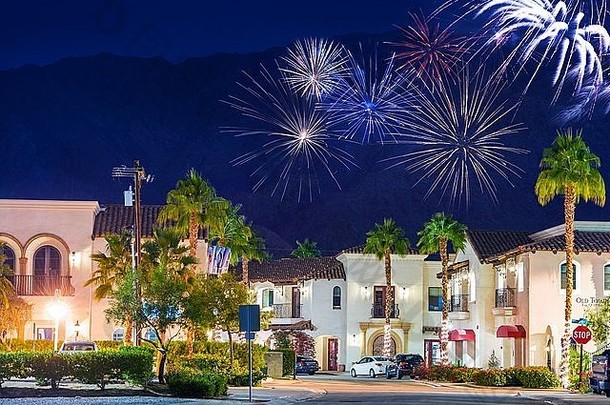 美国加利福尼亚州拉昆塔烟花酒店。拉昆塔旧城假日新年活动烟花。科切拉山谷。