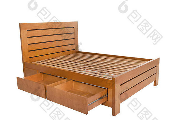 白色背景上的木制双人床