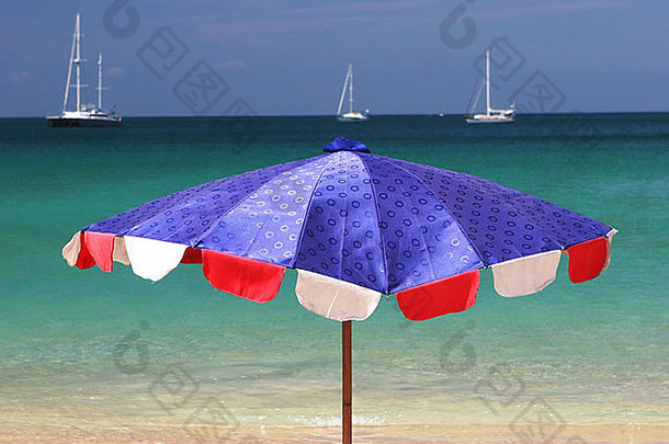 明亮的蓝色的红色的海滩伞俯瞰海洋夏天一天