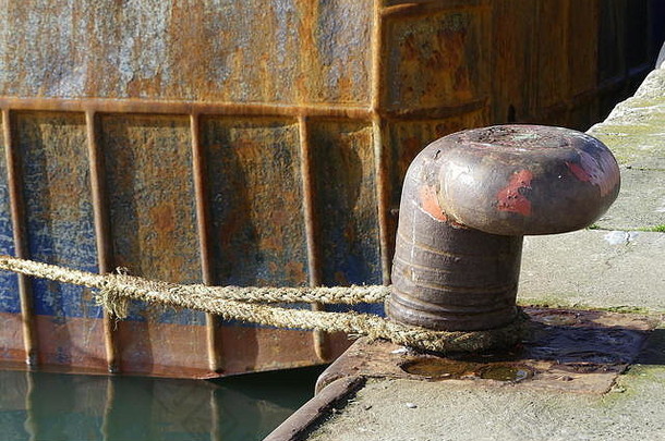 法国布列塔尼洛里昂渔港生锈<strong>的</strong>系船柱和系泊缆。