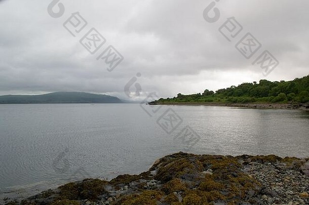 从苏格兰内赫布里底群岛的主要岛屿之一的穆尔岛的特色岩石上可以看到卡尔加里海滩的景观。