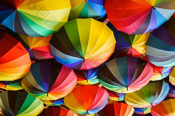 色彩斑斓的雨伞挂天花板设计背景