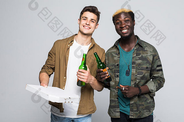 一幅两个快乐的混血青年站在白人面前喝啤酒吃比萨饼的画像