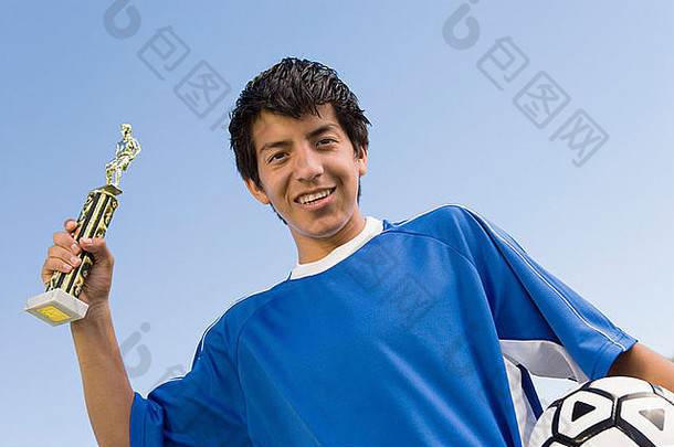 手持奖杯和球的足球运动员，肖像
