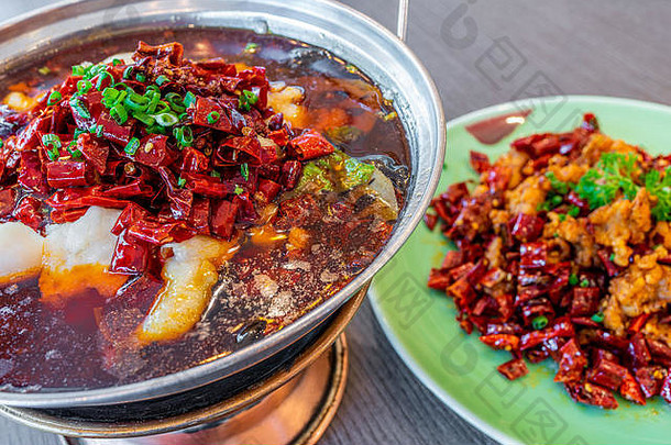 亚洲中国食物四川水煮熟的辣的新鲜的鱼炸鸡一边菜