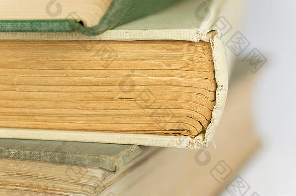 堆叠的旧装订和泛黄的书籍作为背景图片