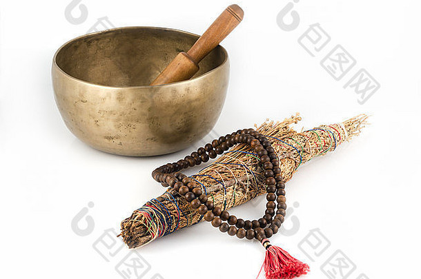 藏语唱碗、念珠和涂抹棒。