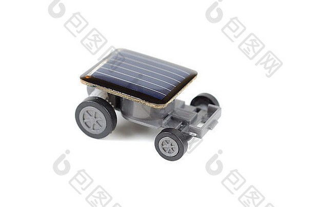 白色背景上的太阳能玩具车。对于概念。