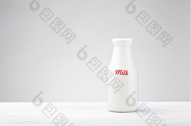 浅色背景上的白色牛奶瓶