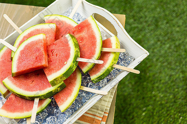 美味的西瓜片冰棒，在夏季野餐时用来提神。