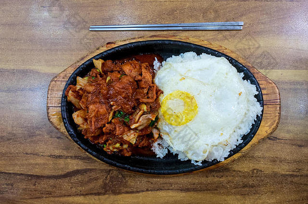 泡菜炒饭配猪肉和鸡蛋。受欢迎的传统<strong>韩国</strong>食品。<strong>韩国</strong>首尔。俯视图