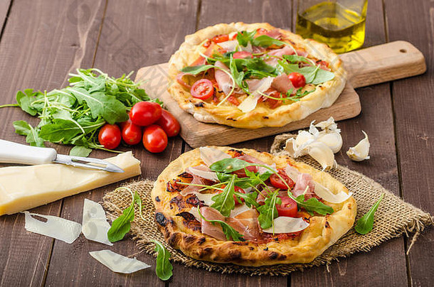 意大利比萨配帕尔马干酪、意大利熏火腿和芝麻菜、、小樱桃西红柿、美味简单