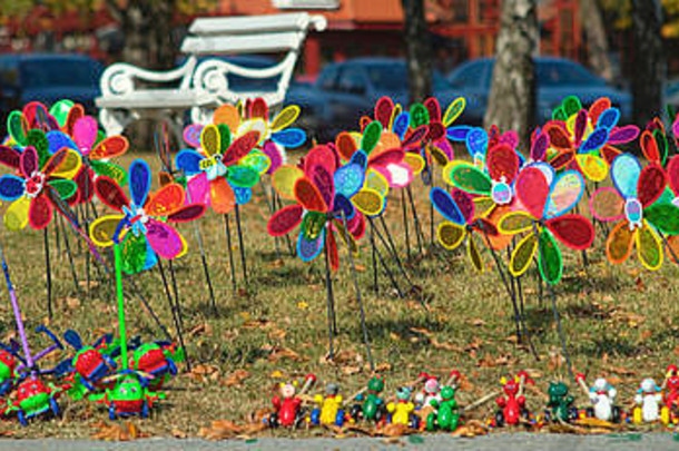 田野上一堆五颜六色的儿童风车玩具