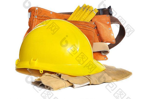 白色背景上的黄色施工头盔、手套和腰带工具