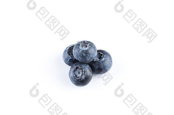 在白色背景上分离的一组新鲜多汁蓝莓