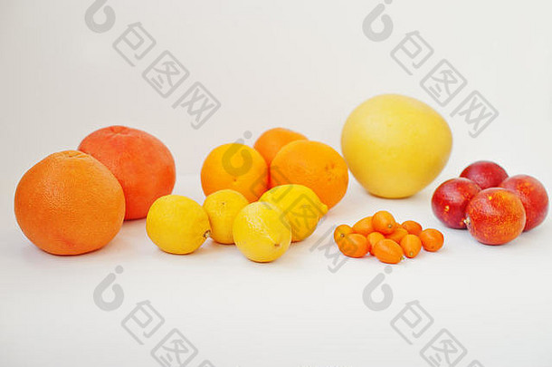 不同类型的柑橘。奇异<strong>水</strong>果金橘，带有橙色、柠檬、血橙（<strong>西西</strong>里）和葡萄<strong>柚</strong>，背景为白色。健康饮食
