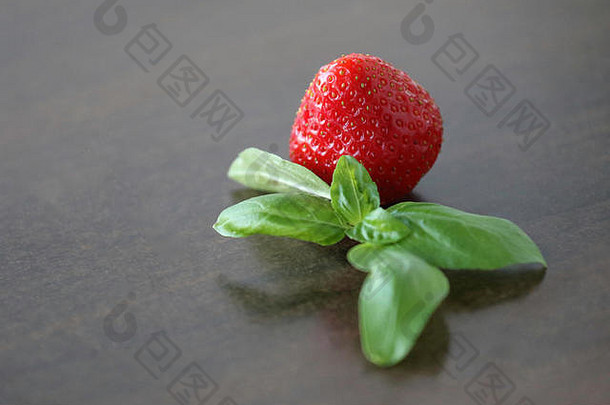 草莓思慕雪与罗勒-静物-2019年春季匈牙利布达佩斯BIPHOTO工作室