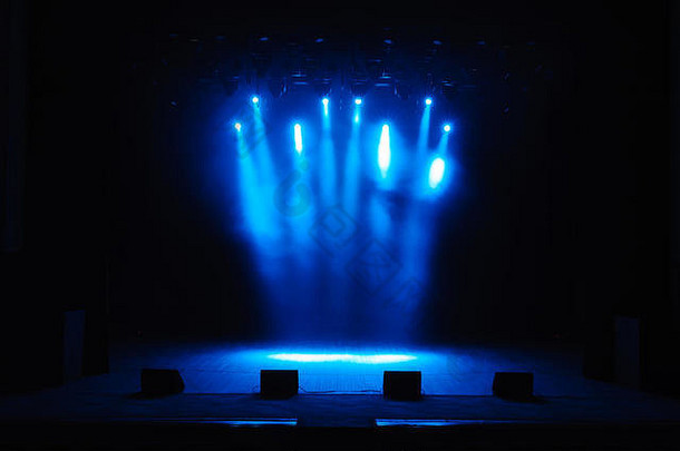 免费舞台灯光，照明设备。夜场演出。