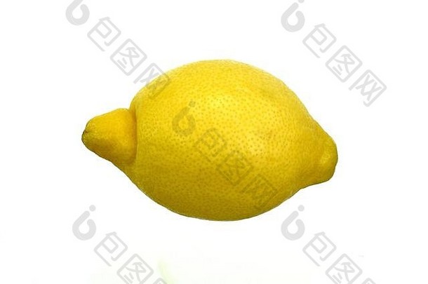 新鲜的柠檬分离在白色。白色背景上多汁的黄色柠檬片。在白色背景上分离柠檬果实