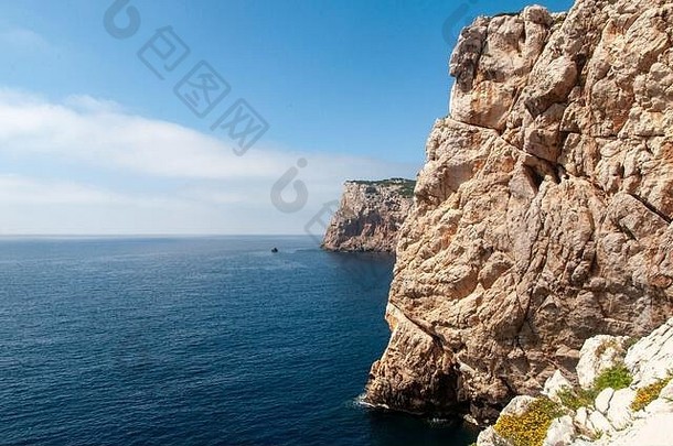 卡波卡卡西亚海岸线上的白色悬崖和蓝色的大海。意大利撒丁岛