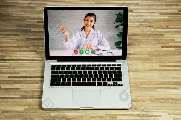 笔记本电脑显示在线视频会议，与亚洲女医生和患者聊天，同时在笔记本电脑上讨论和诊断，并观看摄像机。