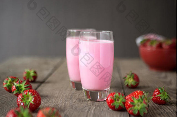 夏日清爽冷饮，草莓奶昔
