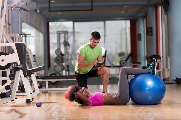 健康年轻夫妇在健身房锻炼<strong>普拉提</strong>私人教练训练