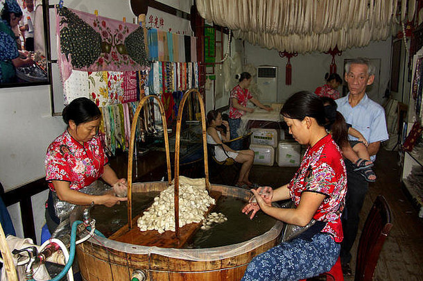 在慈济口古镇一家丝绸厂工作的妇女。慈济口古镇是中国旧重庆的一部分。