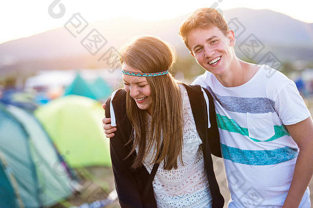 夏日帐篷节上美丽的年轻夫妇