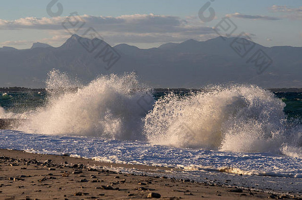 在意大利南部卡拉布里亚的海滩上，在第一场秋季风暴中出现了一个大浪，带来了强风和波涛汹涌的大海，海浪从三到四级