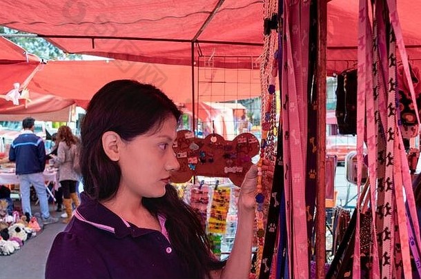 女人购买蔬菜水果当地的墨西哥市场