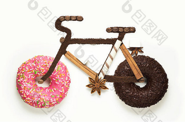 创意概念照片，白色背景上，一辆由咖啡豆和甜甜圈制成的自行车，作为轮子。