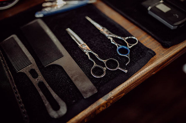 木制桌子上的老式理发店工具。复古美容设备