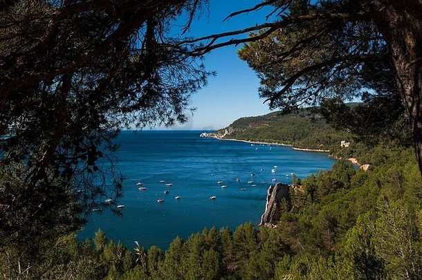 葡萄牙塞图巴尔附近的Arrabida自然公园的海湾风景和船只；葡萄牙<strong>暑期</strong>度假和<strong>旅游</strong>的概念