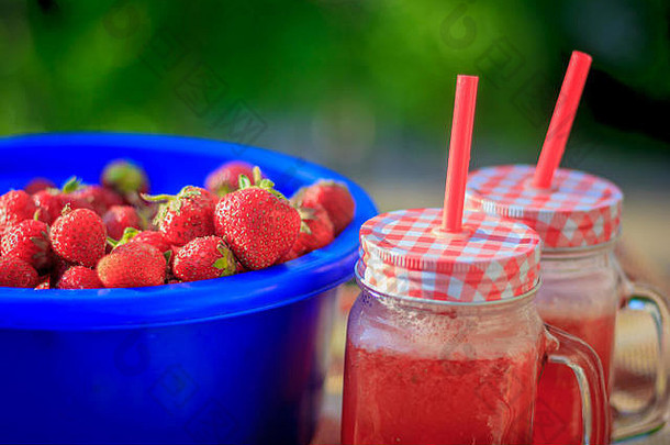 草莓柠檬水杯。<strong>夏日清凉</strong>饮料。在大自然中饮酒。草莓和碳酸饮料