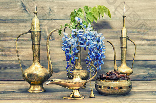 古董阿拉伯壶，花瓶，灯，茶壶。水果和花。金色东方装饰。复古风格色调图片