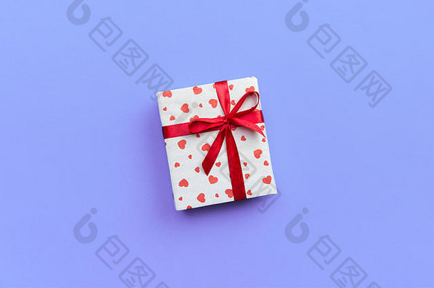 礼物盒子红色的丝带心紫色的背景前视图复制空间文本